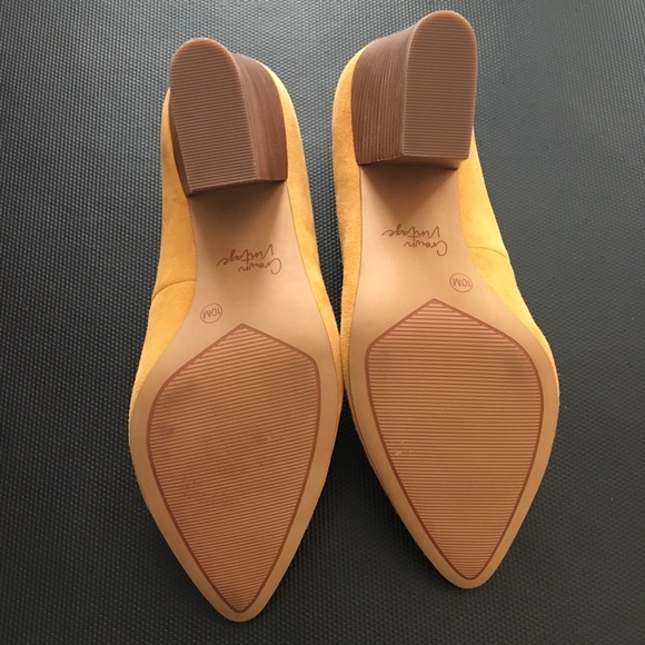 Like new condition.Yellow Crown Vintage heels. 10M - Picture 3 of 8